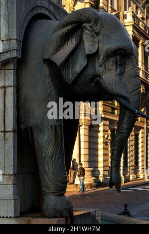 FRANCE. SAVOIE (73). CHAMBERY. FONTAINE DES ELEPHANTS, BAPTISEE ' LES QUATRE-SANS-CUL ' PAR LES HABITANTS Stock Photo