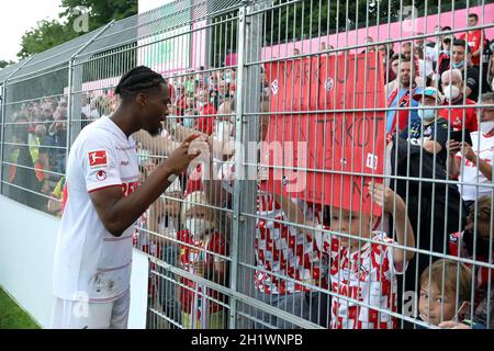 Dank an die Fans: Ehizibue Kingsley (Koeln) bedankt sich bei den kleinen und großen Fans für die Unterstützung beim Fußball-Testspiel: 1. FC Köln - FC Stock Photo