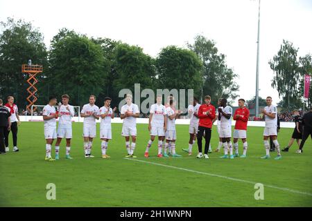 Die Kölner Fans bedanken sich nach dem Spiel bei den Fans für die Unterstützung  beim Fußball-Testspiel: 1. FC Köln - FC Bayern München   DFL REGULATI Stock Photo