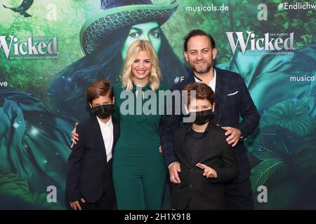 Susan Sideropoulos und ihr Mann Jakob Shtizberg mit den Soehnen Joel Panagiotis und Liam Chaim, Wicked Premiere, Neue Flora Hamburg, 05.09.2021 Stock Photo