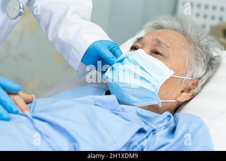 Nurse talking to patient wearing PPE Stock Photo - Alamy