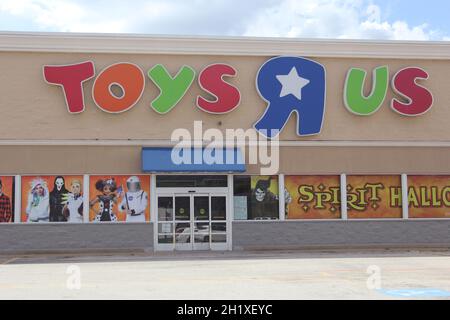 Tyler, TX - September 13, 2018: Out of business Toys R Us store being used as a Spirit Halloween Store, a seasonal store specializing in Halloween dec Stock Photo