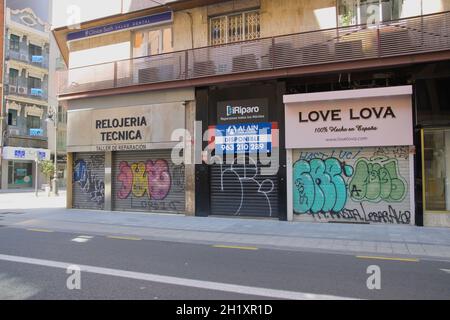 September, 2021.Valencia, Spain. Closed shops and premises available to be rented in a central street in the city of Valencia (Spain) on a working day Stock Photo