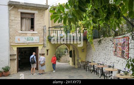Lappa Avocado, Bergdorf Argiroupoli, Kreta, Griechenland Stock Photo