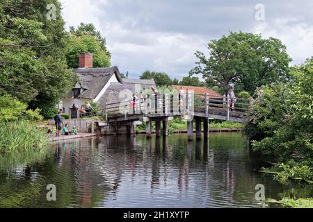 Bridge cottage with the bridge crossing the river Stour at Flatford, on the Suffolk, Essex border. Stock Photo