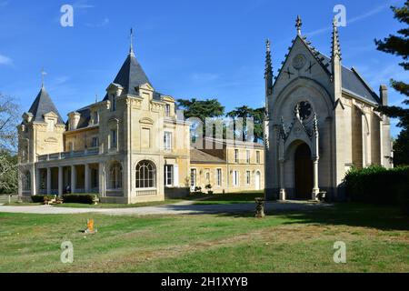 GIRONDE (33). GRAVES. WINES AND VINEYARDS OF GRAVES. LE CHATEAU DE LEOGNAN AND ITS CHAPEL. Stock Photo