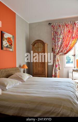 GIRONDE (33). GRAVES. WINES AND VINEYARDS OF GRAVES. ROOMS AT CHATEAU DE LEOGNAN. Stock Photo