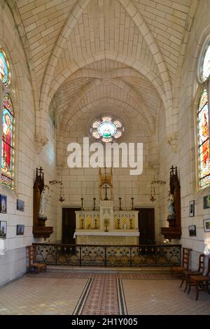 GIRONDE (33). GRAVES. WINES AND VINEYARDS OF GRAVES. THE PRIVATE CHAPEL AT CHATEAU DE LEOGNAN. Stock Photo