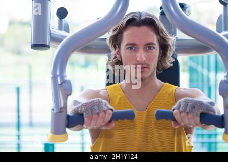 man working out on a pec deck at the gym Stock Photo