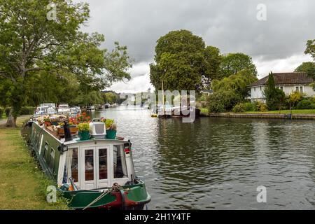 Houseboats moored on the banks of the River Thames near Henley-on-Thames in Oxfordshire, England. Stock Photo