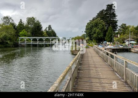 Marsh Lock walkway, part of the Thames path, and weir on the River Thames at Henley-on-Thames in Oxfordshire, England. Stock Photo