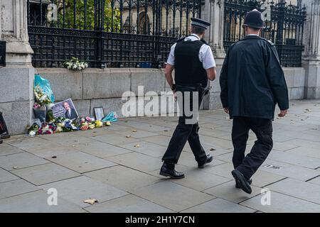 weSTMINSTER LONDON, UK. 19th Oct, 2021. Police officers view the Floral tributes placed by supporters from Iran following the death of Sir David Amess at his constituency surgery in Leigh-on-Sea Essex on 15 October. Credit: amer ghazzal/Alamy Live News Stock Photo