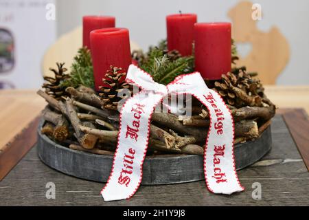Adventkranz mit einer Schleife 'Stille Nacht, heilige Nacht' in Bad Ischl (Bezirk Gmunden, Oberösterreich) - Advent wreath with a bow 'Silent Night, H Stock Photo