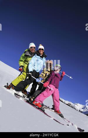 A FAMILY SKIING, WINTER SPORTS VACATION, ALPS, SAVOY (73) FRANCE Stock Photo