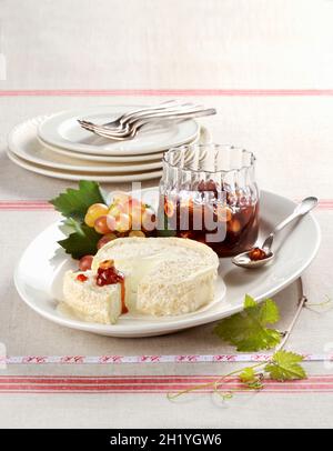 vRobiola con composta di uva e nocciole (robiola with a great and hazelnut compote, Italy) Stock Photo