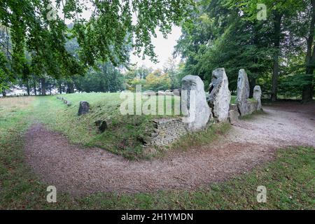 Wayland's Smithy Neolithic chambered long barrow beside the Ridgeway footpath, near Ashbury, Oxfordshire, England, United Kingdom, Europe Stock Photo