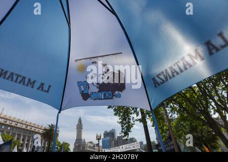 Ciudad De Buenos Aires, Argentina. 17th Oct, 2021. An umbrella with the figure of Néstor Kirchner and Cristina Fernández de Kirchner. (Photo by Esteban Osorio/Pacific Press/Sipa USA) Credit: Sipa USA/Alamy Live News Stock Photo