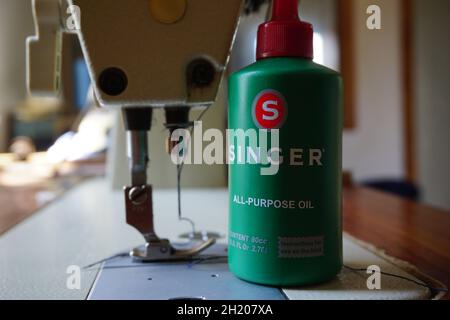 Singer sewing machine oil hi-res stock photography and images - Alamy