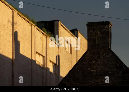 18 October 2021. Elgin, Moray, Scotland, UK. This is the last of the days sun rays on the buildings in Elgin town centre. Stock Photo