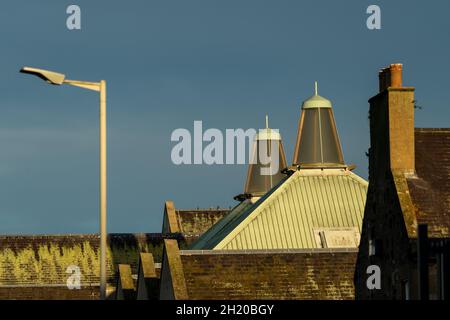 18 October 2021. Elgin, Moray, Scotland, UK. This is the last of the days sun rays on the buildings in Elgin town centre. Stock Photo