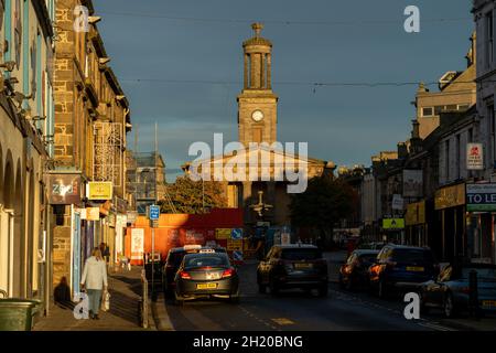 18 October 2021. Elgin, Moray, Scotland, UK. This is the last of the days sun rays on the buildings in Elgin town centre. Stock Photo