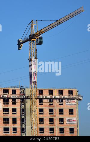 Ein Kran vor der Baustelle eines Hochhauses in Österreich, Europa - A crane in front of the construction site of a high-rise building in Austria, Euro Stock Photo