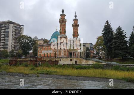 VLADIKAVKAZ, RUSSIA - OCTOBER 01, 2021: Old Sunni Mosque (Mukhtarov Mosque) in the cityscape on a cloudy October day Stock Photo