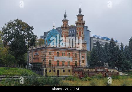 VLADIKAVKAZ, RUSSIA - OCTOBER 01, 2021: View of the old Sunni mosque (Mukhtarov Mosque) on a cloudy October day Stock Photo