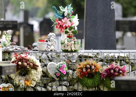 Verkauf von Blumen-Buketts für Gräber auf dem Wiener Zentralfriedhof; Österreich; Europa - Sale of flower bouquets for graves at the Vienna Central Ce Stock Photo