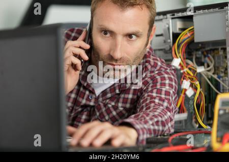 computer technician engineer speaks on the phone Stock Photo