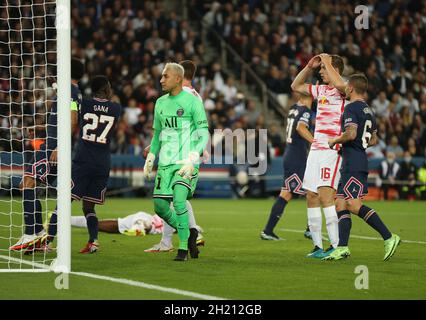 Paris, France. 19th Oct, 2021. Football, Champions League, Group Stage, Group A, Matchday 3, Paris Saint-Germain - RB Leipzig, Parc des Princes: Leipzig defender Lukas Klostermann (2nd from right) reacts after missing a goal-scoring chance to equalise. Credit: Jan Woitas/dpa/Alamy Live News Stock Photo