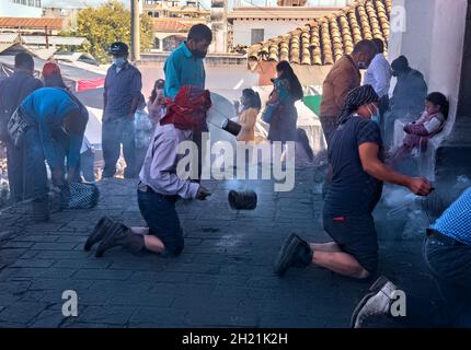 Worshippers at the Santo Tomas Church, Chichicastenango, Guatemala Stock Photo