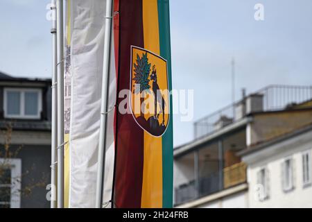 Fahne mit dem Stadtwappen von Bad ischl, Salzkammergut, Österreich, Europa - Flag with the city arms of Bad ischl, Salzkammergut, Austria, Europe Stock Photo