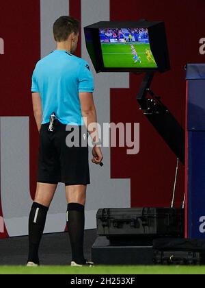 Madrid, Madrid, Spain. 20th Oct, 2021. Referee Daniel Siebert during the Champions League football match between Atletico de Madrid and Liverpool FC at Wanda Metropolitano Stadium in Madrid, Spain, October 19, 2021 Credit: Ruben Albarran/ZUMA Wire/Alamy Live News Stock Photo