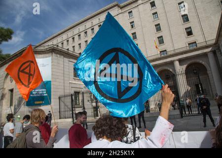 Madrid, Spain. 20th Oct, 2021. Demonstrators of the Extinction Rebellion (XR) movement protest against climate change outside the doors of the Ministry of Ecological Transition. (Photo by Fer Capdepon Arroyo/Pacific Press) Credit: Pacific Press Media Production Corp./Alamy Live News Stock Photo