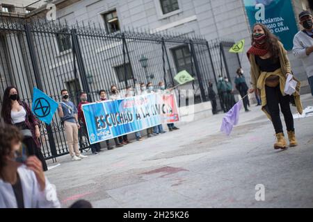 Madrid, Spain. 20th Oct, 2021. Demonstrators of the Extinction Rebellion (XR) movement protest against climate change outside the doors of the Ministry of Ecological Transition. (Photo by Fer Capdepon Arroyo/Pacific Press) Credit: Pacific Press Media Production Corp./Alamy Live News Stock Photo