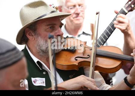 Geigentag in Bad Goisern, Treffen von Geigenspieler und anderen Volksmusikern, Austria, Europa - Violin Day in Bad Goisern, meeting of violin players Stock Photo