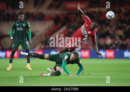 MIDDLESBROUGH, UK. OCT 20TH Middlesbrough's Souleymane Bamba in action with Barnsley's Cauley Woodrow during the Sky Bet Championship match between Middlesbrough and Barnsley at the Riverside Stadium, Middlesbrough on Wednesday 20th October 2021. (Credit: Mark Fletcher | MI News) Credit: MI News & Sport /Alamy Live News Stock Photo