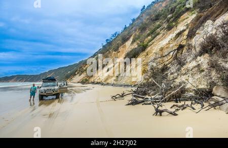 Four-wheel drive travel allong the coloured sand of the eroded sand dune cliffs of Rainbow Beach in the Cooloola Section of the onal Park, Gympie Regi Stock Photo