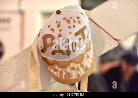 Magnum, (MAGNUM, P.I.) USA 1986, TOM SELLECK, Stichwort: Pistole,  Baseball-Cap, Kappe, Ring Stock Photo - Alamy