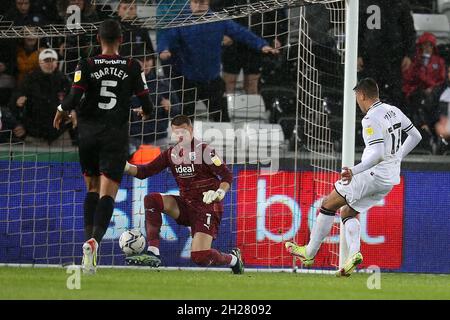 Swansea, UK. 20th Oct, 2021. Joel Piroe of Swansea city (r) shoots past WBA goalkeeper Sam Johnstone to score his teams 1st goal to make it 1-1. EFL Skybet championship match, Swansea city v West Bromwich Albion at the Swansea.com Stadium in Swansea on Wednesday 20th October 2021. this image may only be used for Editorial purposes. Editorial use only, license required for commercial use. No use in betting, games or a single club/league/player publications. pic by Andrew Orchard/Andrew Orchard sports photography/Alamy Live news Credit: Andrew Orchard sports photography/Alamy Live News