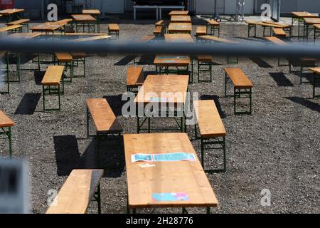 Leere Biertische und Bänke vor einem Open-Air-Fest in Oberösterreich, Österreich, Europa  - Empty beer tables and benches before an open air festival Stock Photo
