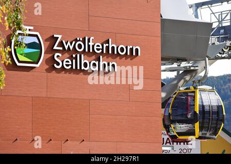 Neue Seilbahn auf das Zwölferhorn in Sankt Gilgen am Wolfgangsee, Österreich, Europa - New cable car to the Zwölferhorn in Sankt Gilgen on Wolfgangsee Stock Photo