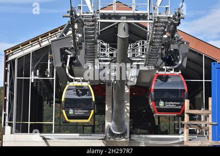 Neue Seilbahn auf das Zwölferhorn in Sankt Gilgen am Wolfgangsee, Österreich, Europa - New cable car to the Zwölferhorn in Sankt Gilgen on Wolfgangsee Stock Photo