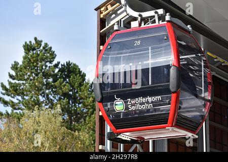 Neue Seilbahn auf das Zwölferhorn in Sankt Gilgen am Wolfgangsee, Österreich, Europa - New cable car to the Zwölferhorn in Sankt Gilgen on Wolfgangsee Stock Photo