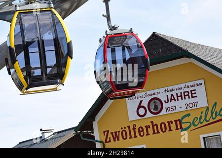 Neue Seilbahn auf das Zwölferhorn in Sankt Gilgen am Wolfgangsee, Österreich, Europa - New cable car to the Zwölferhorn in Sankt Gilgen on Wolfgangsee Stock Photo