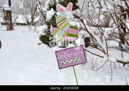 Ostern im Schnee - Ostereiersuche im Schnee - Winterliche Ostern - Weiße Ostern - Easter in the snow - Easter egg hunt in the snow - white easter - wi Stock Photo