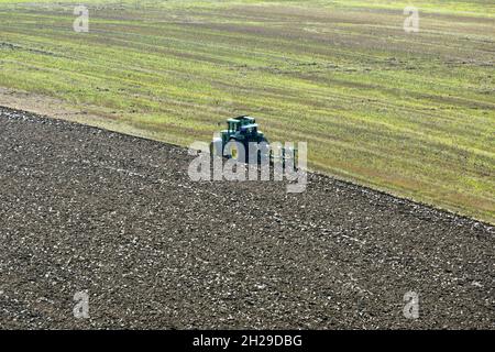 Pflügen eines Feldes im Salzkammergut (Oberösterreich, Oberösterreich) - Plowing a field in the Salzkammergut (Upper Austria, Upper Austria) - Stock Photo