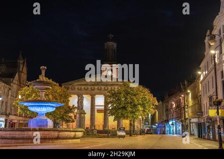 Street scene with sculpture on the Plainstones. High Street, Royal Burgh of Elgin, Moray, Scotland, UK, Britain Stock Photo