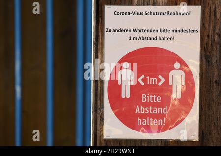 Schild 'Abstand halten' in Oberösterreich, Österreich, Europa - Sign 'Keep distance' in Upper Austria, Austria, Europe